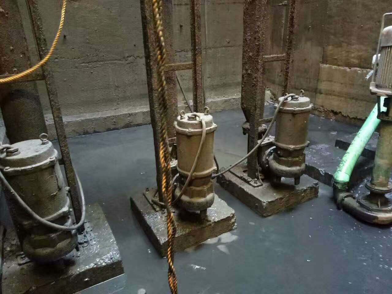 天镇污水池清理