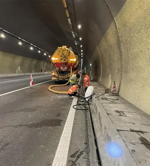 天镇隧道排水渠清淤